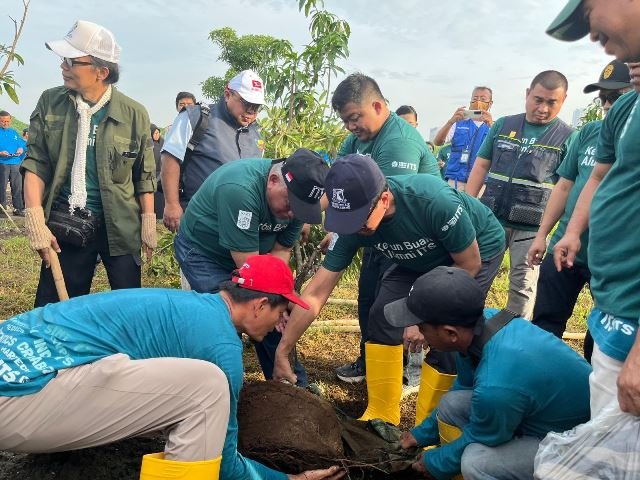 ITS Hijaukan Kampus dengan 2.100 Pohon dalam Gugur Gunung 8.0