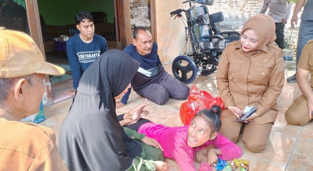Wabup Mimik Idayana Turun Langsung Bantu Warga Disabilitas di Tulangan