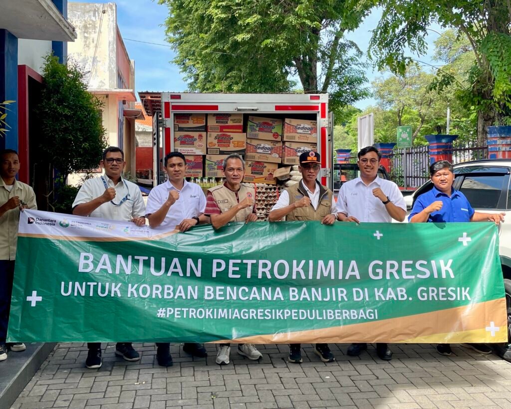 Petrokimia Gresik Salurkan 175 Paket Sembako untuk Korban Banjir Kali Lamong