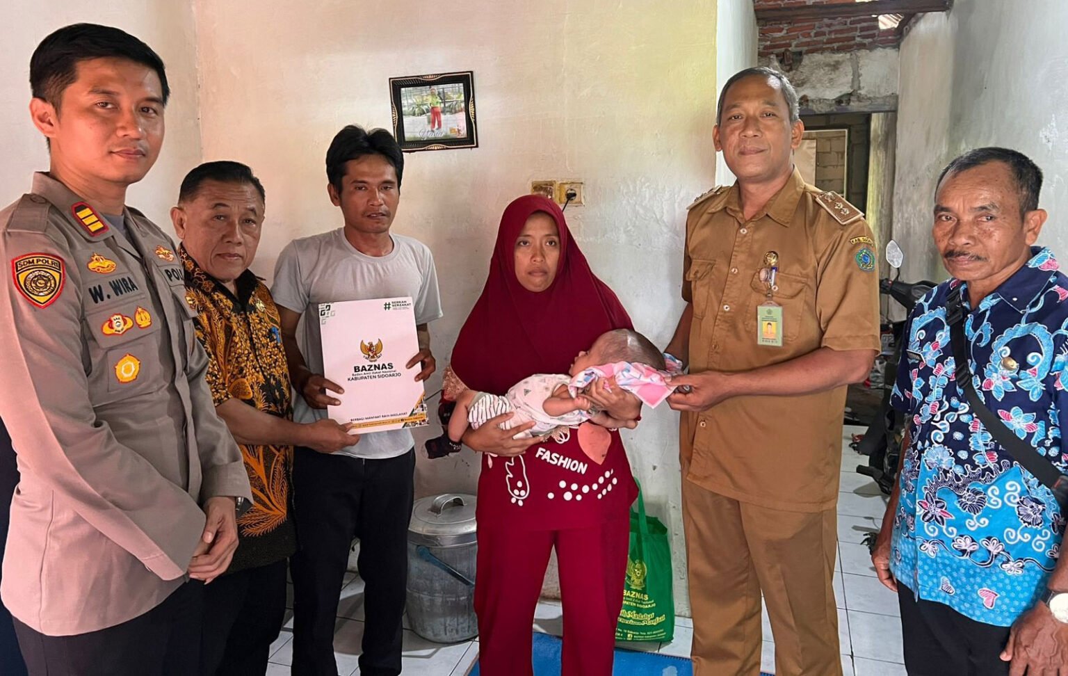 Kapolsek Krembung Sambang Desa Tanjekwagir, Salurkan Bansos untuk Warga