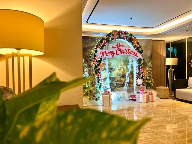 Aston dan Fave Hotel Madiun Adakan Christmas Tree Lighting Ceremony