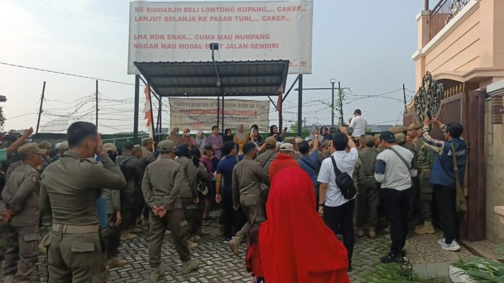 Belum Ada Sosialisasi, Warga Tolak Pembongkaran Tembok Perumahan Mutiara Regency