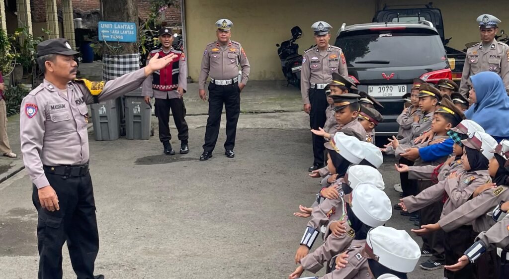 Personel Polsek Balongbendo Edukasi Siswa PAUD Darus Sibyan