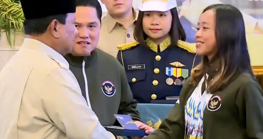 Martina Mahasiswa UNESA Jadi Pusat Perhatian di Istana Negara