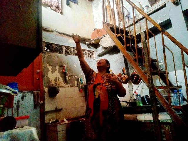 Lantai Dua Ambrol, Pria Pemilik Rumah Tertimpa Bangunan