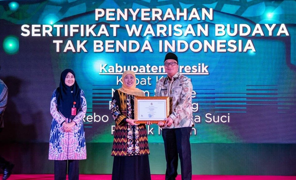 Lima Tradisi Gresik Resmi Jadi WBTBI, Khofifah Serahkan Sertifikat ke Pemkab Gresik