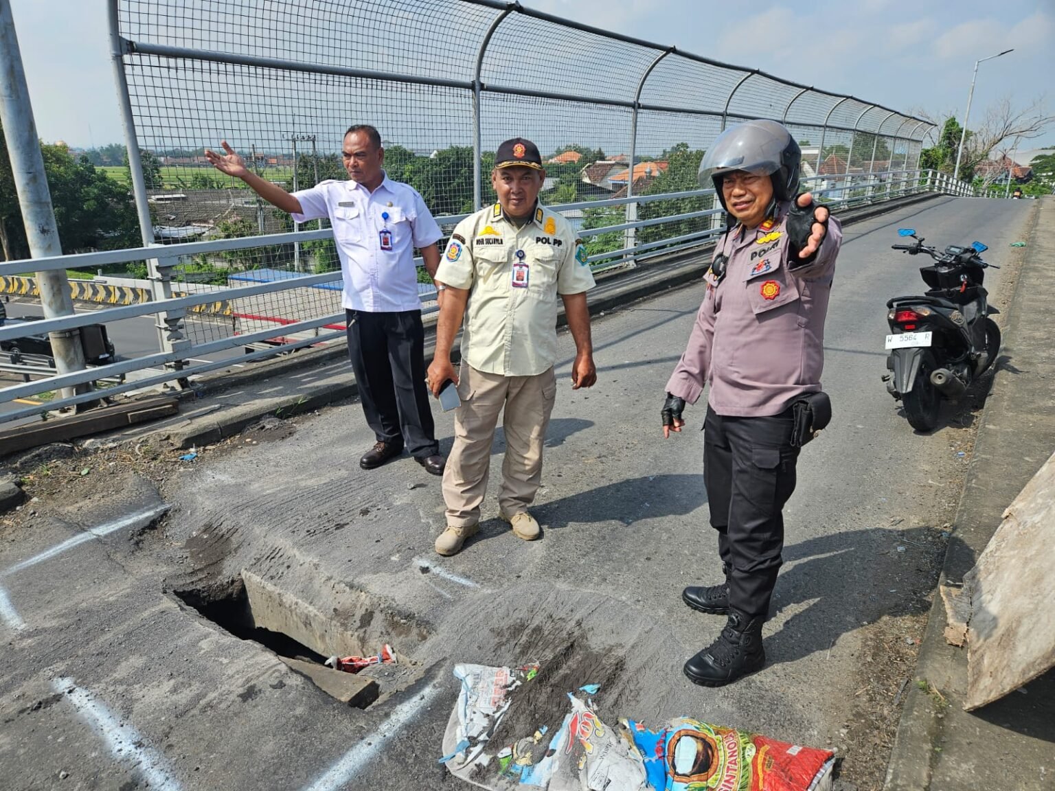 Respon Cepat Polisi dan Satpol PP Tangani Jalan Berlubang di Fly Over Wates
