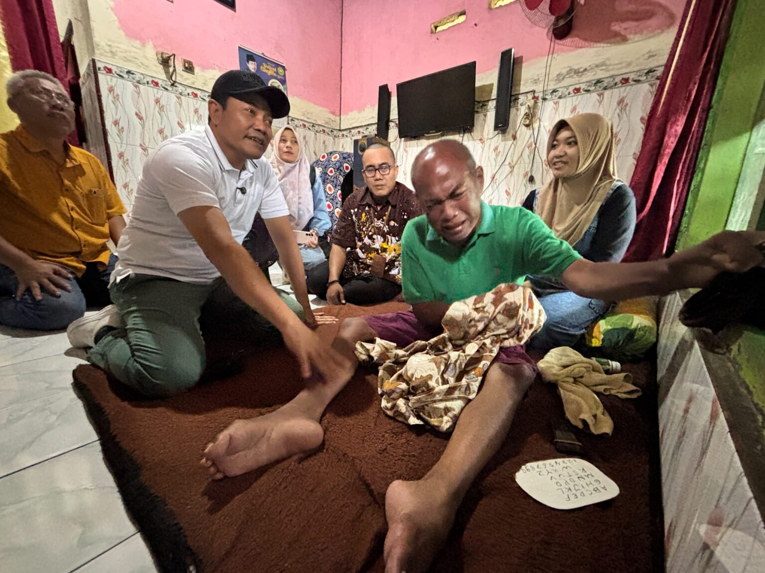 Bupati Sidoarjo Salurkan Kursi Roda dan Bantuan RTLH untuk Warga Kurang Mampu