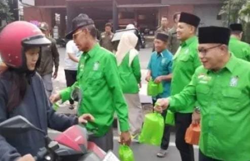 Guyup Bersatu Raih Keberkahan Ramadan, DPC PKB Sidoarjo Bagikan 1.000 Takjil