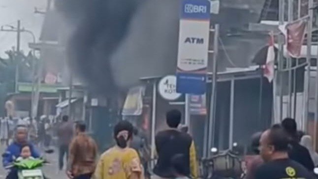 Main Petasan, Pom Mini Berikut Toko Kelontong Amblas Terbakar