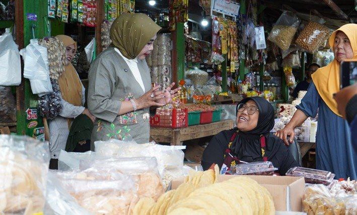 Sidak Pasar Porong, Wabup Mimik Pastikan Stok Pangan Aman Hingga Lebaran 2026