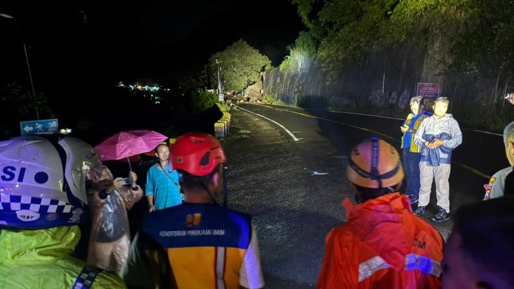 Tersumpal Penuh Material Longsor, Jalur Utama Ponorogo – Trenggalek Lumpuh Total