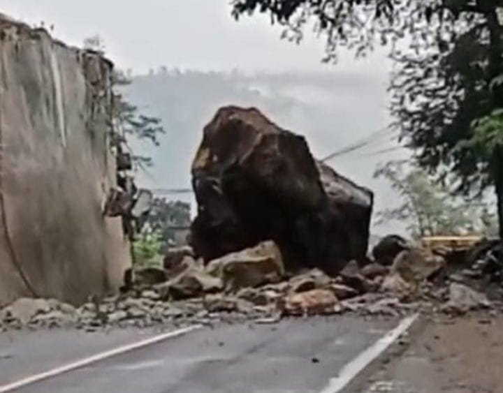Batu Sebesar Gardu Belum Terevakuasi, Jalur Utama Trenggalek – Ponorogo Masih Tertutup