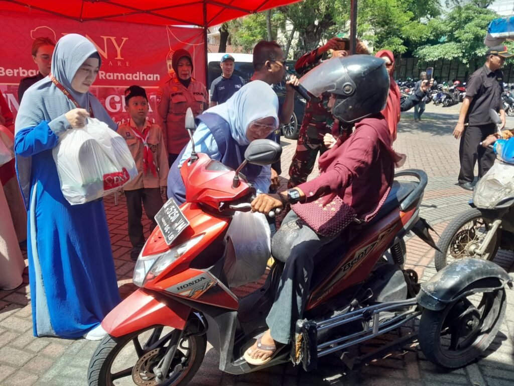 DNY Skincare Tebar 2.600 Bingkisan Lebaran untuk Disabilitas, Anak Yatim dan Dhuafa di Gedangan