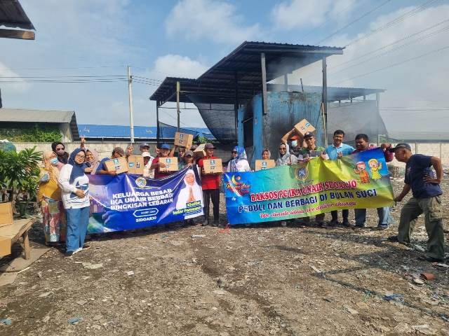 IKA Unair Sidoarjo Bagikan 100 Paket Bingkisan Lebaran