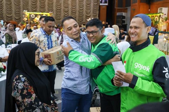 Wali Kota Surabaya Bagikan Santunan ke Anak Yatim hingga Ojol