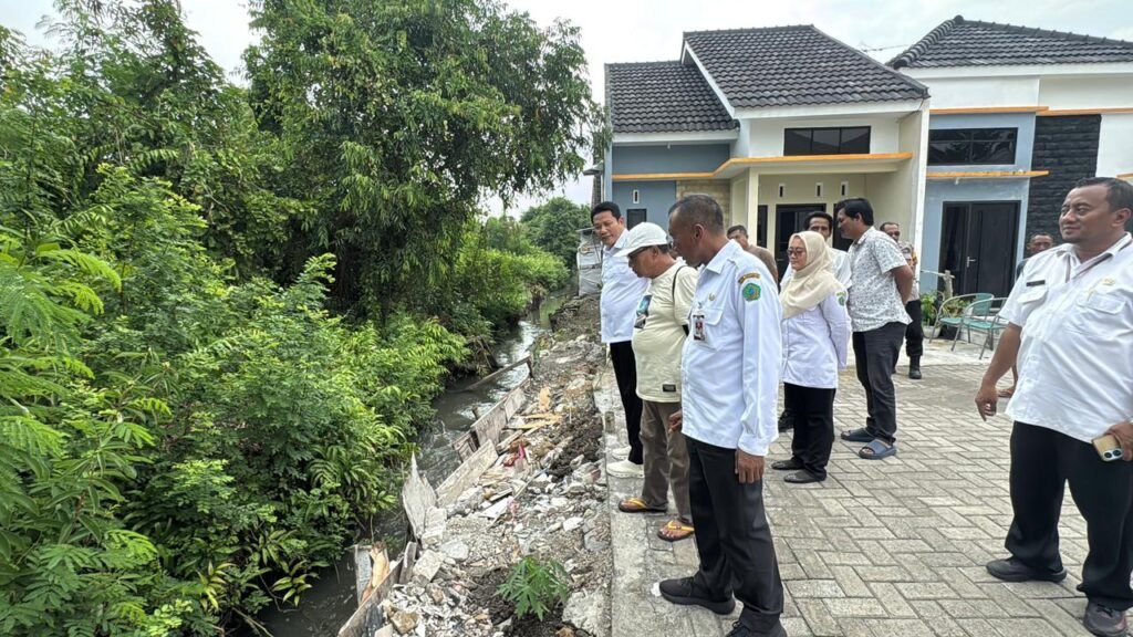 Bupati Subandi Sidak Penyempitan Irigasi di Wonoayu, Pengembang Dipanggil