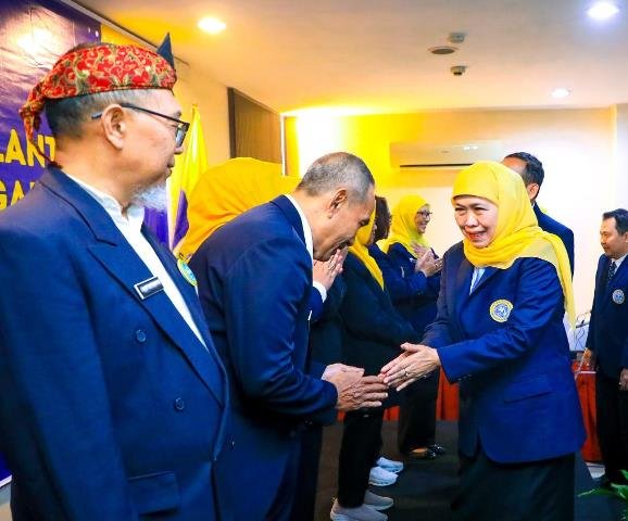 Khofifah Lantik Pengurus IKA Unair Jawa Tengah