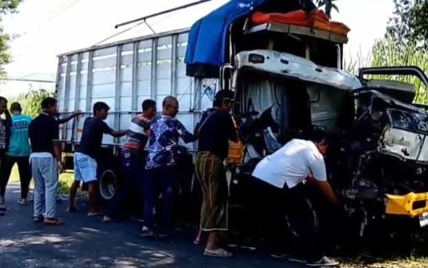 Diduga Sopir Mengantuk, Truk Sapi Kurban Dihantam Truk di Magetan