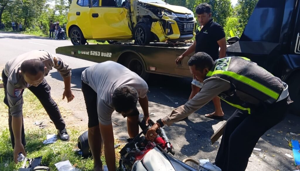Tiga Kendaraan Saling Bertabrakan di Magetan, Pemotor Vixion Tewas Ditempat