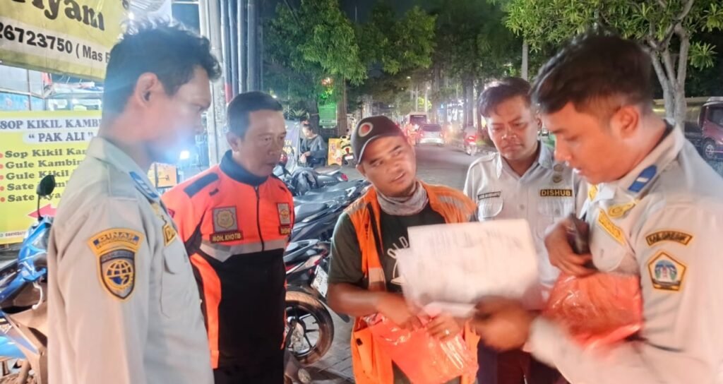 Dishub Gresik Bagikan Rompi dan Surat Tugas kepada 386 Juru Parkir Resmi