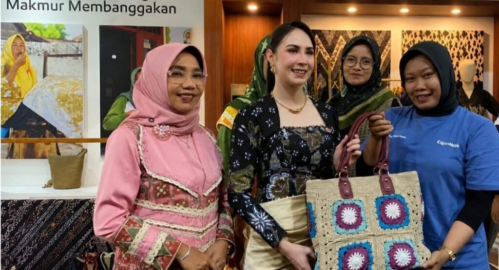 Kunjungi Anjungan EMCL, Arumi Dorong UMKM Bojonegoro Naik Kelas dan Tembus Pasar Luas
