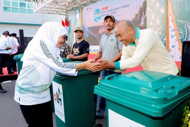 Ribuan Masyarakat Lakukan Aksi Bersih Sampah dan Tanam Pohon