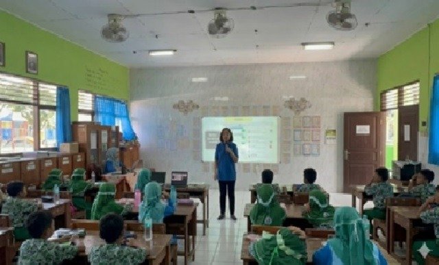 Tim PKM Stikes Hang Tuah Surabaya Latih Siswa SDN Gisik Cemandi Lindung Data Pribadi