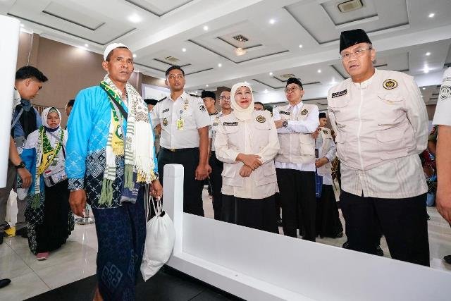 Gubernur Jatim Sambut Kepulangan Jemaah Haji Kloter I