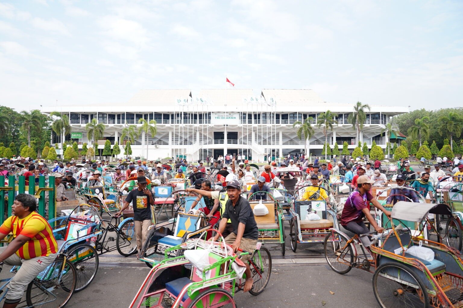 Petrokimia Gresik Berbagi Berkah dengan 529 Abang Becak, Wujud Syukur HUT Ke-54