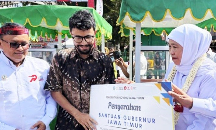 Khofifah Serahkan Bantuan Gerobak kepada 10 UMKM Pamekasan pada Hari Koperasi ke-79
