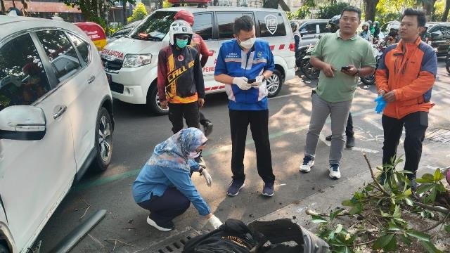 Mobil Banting Setir Mendadak, Pemotor Tewas Ditabrak