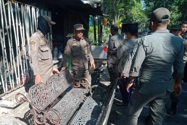 Kursi Besi Pemkot Surabaya Ditemukan di Tukang Rongsok