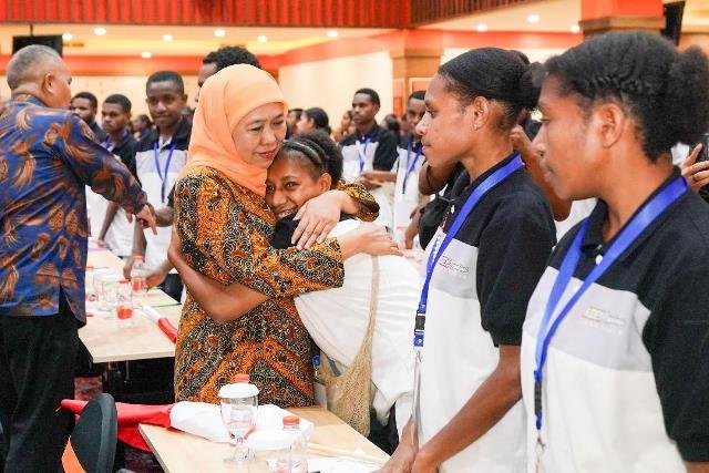 Khofifah Terima 152 Murid Adem Papua