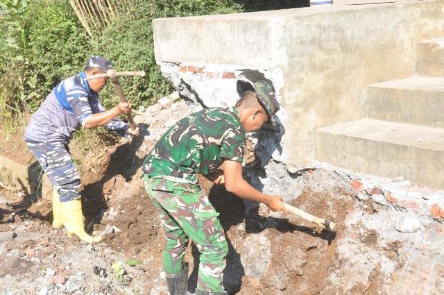Satgas TMMD Kodim Lumajang Lakukan Penguatan Sistem Drainase