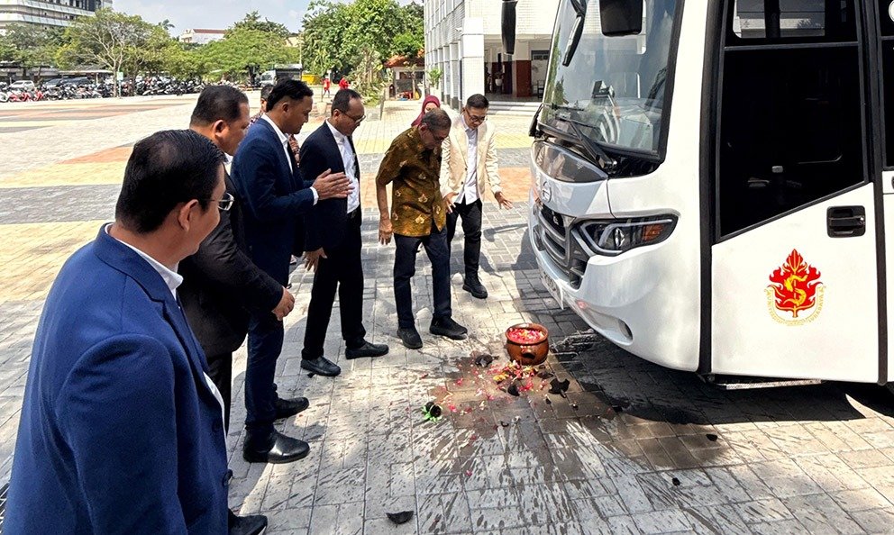 BRI Kancab Kapas Krampung Surabaya Salurkan CSR Bus untuk Universitas Surabaya