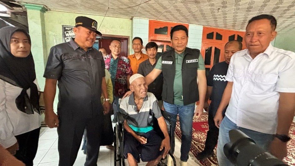 Bupati Subandi Tinjau RTLH dan Serahkan Bantuan Kursi Roda di Prambon