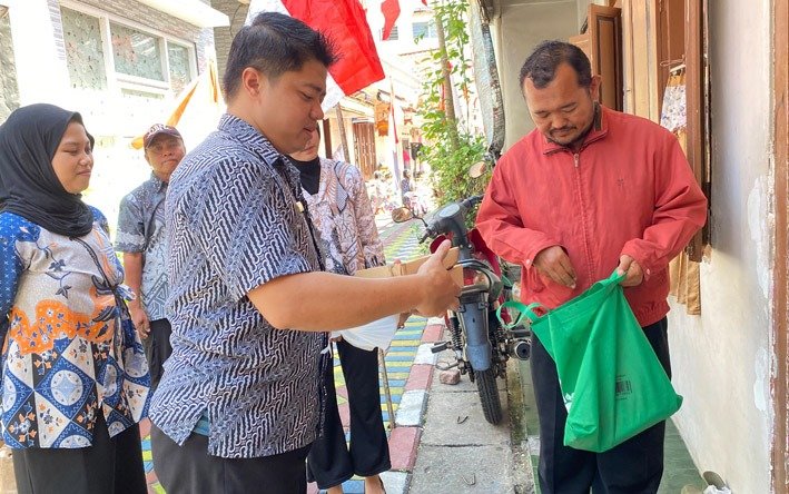 KHAS Surabaya Hotel Bagikan Paket Makanan untuk Warga Lewat Program Jumat Berkah
