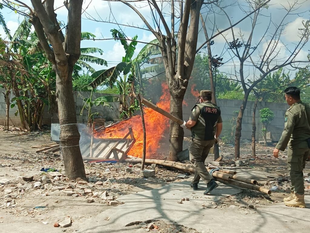 21 Lapak Eks Lokalisasi Krengseng Krian Diratakan Petugas Gabungan