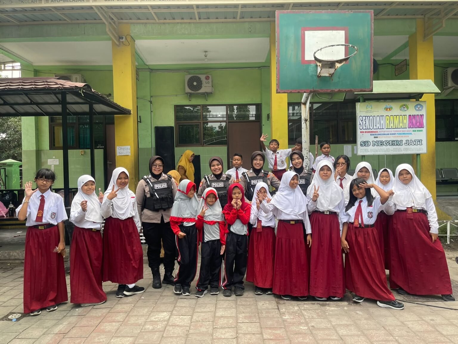 Polwan Jenggala Sidoarjo Sidak Sekolah: Stop Bullying, Giat Belajar