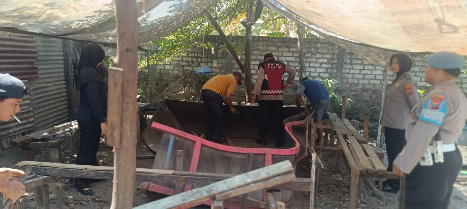 Polsek Krian Bongkar Bangunan Dugaan Arena Sabung Ayam di Ponokawan