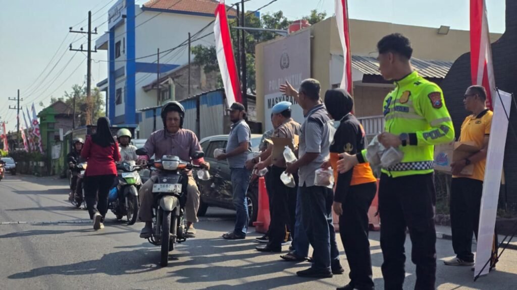 Jumat Berkah, Polsek Waru Bagikan 170 Paket Nasi untuk Warga