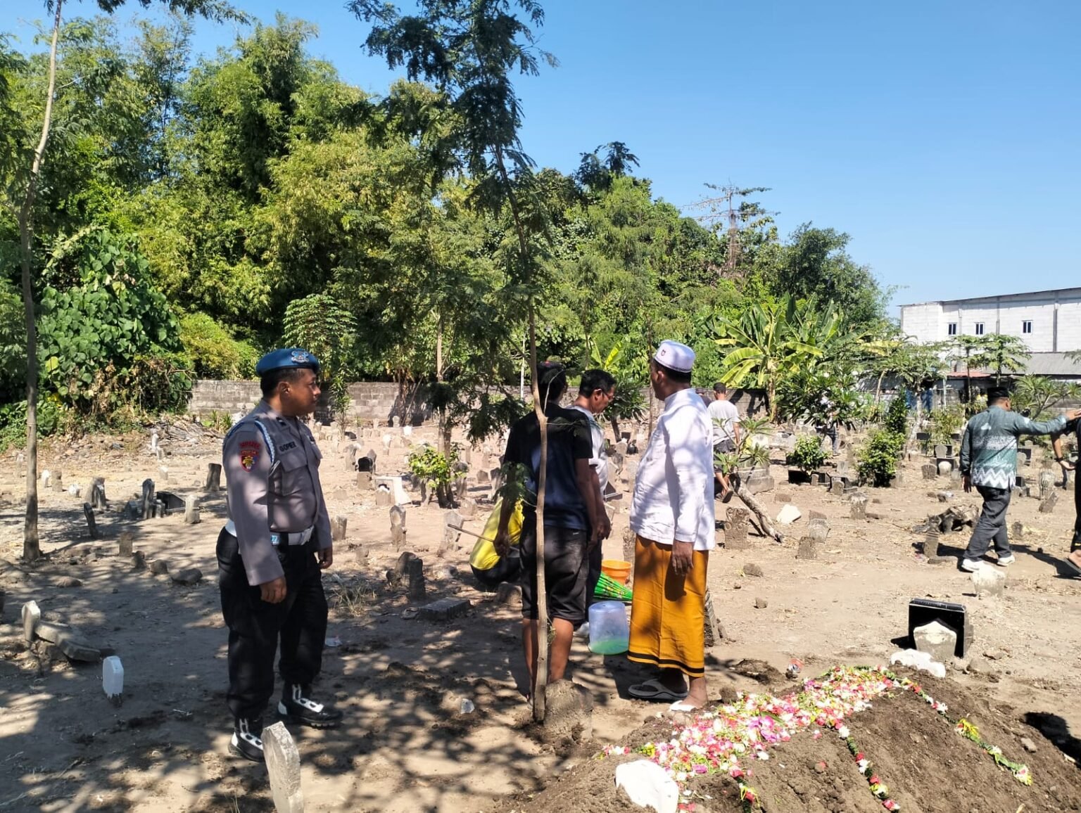 Polsek Krian Hadir Dampingi Warga Berduka di Gamping