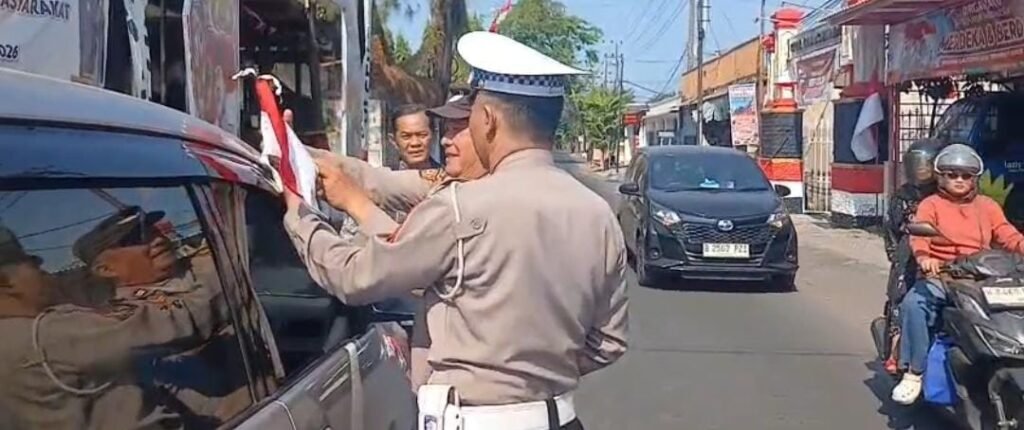 Polsek Buduran Bagikan 100 Bendera Merah Putih kepada Pengendara Jelang HUT ke-81 RI