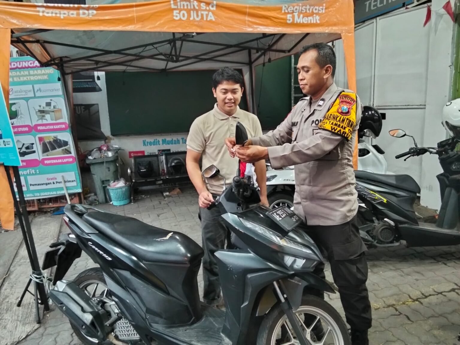 Gelorakan Nasionalisme, Polresta Sidoarjo Bagikan Bendera Merah Putih