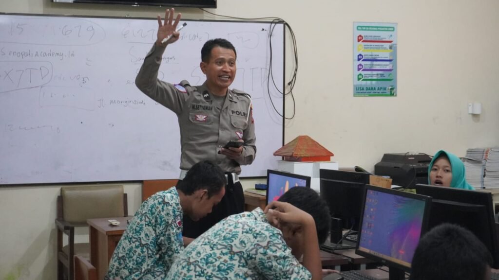 Polresta Sidoarjo Edukasi Pelajar SMKN 1 Sidoarjo Manfaatkan AI Secara Bijak