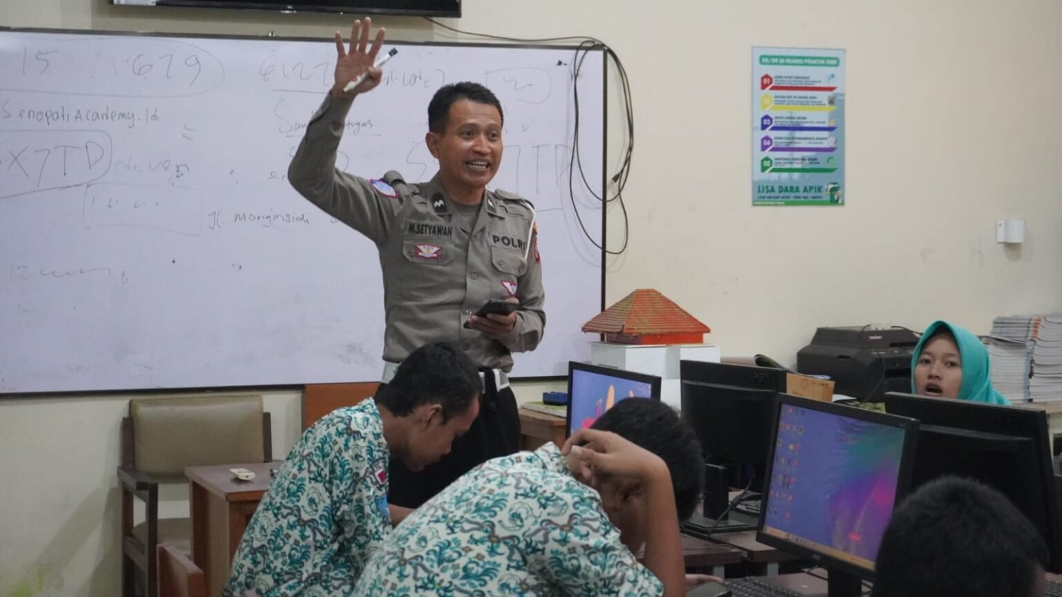 Polresta Sidoarjo Edukasi Pelajar SMKN 1 Sidoarjo Manfaatkan AI Secara Bijak