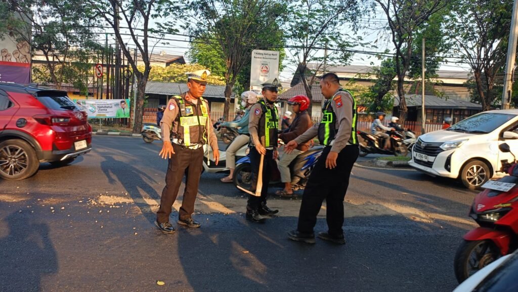 Cegah Kecelakaan, Polsek Buduran Sigap Tangani Ceceran Solar di Jalan Raya