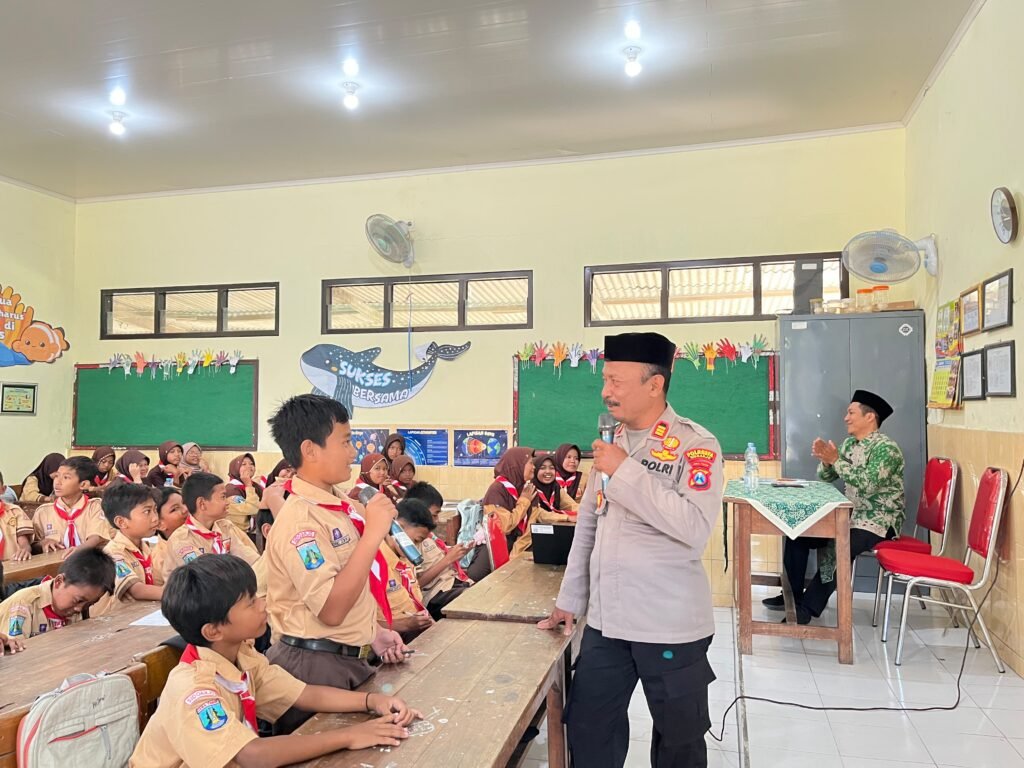 Kanit Binmas Polsek Taman Edukasi Siswa SDN Pertapan Maduretno Soal Bullying dan Narkoba