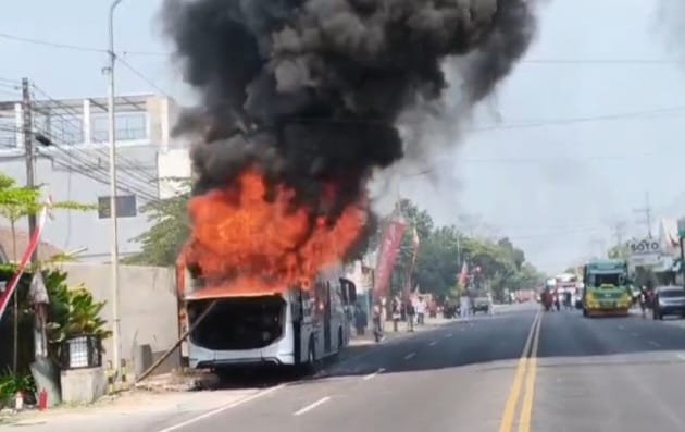 Bus Eka Tujuan Cilacap Terbakar di Madiun, Seorang Penumpang Terluka Bakar